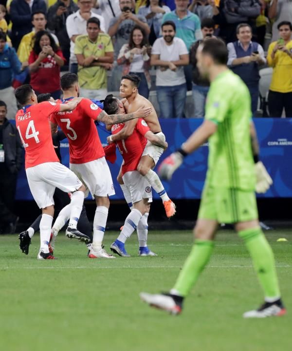 فرحة لاعبي تشيلي