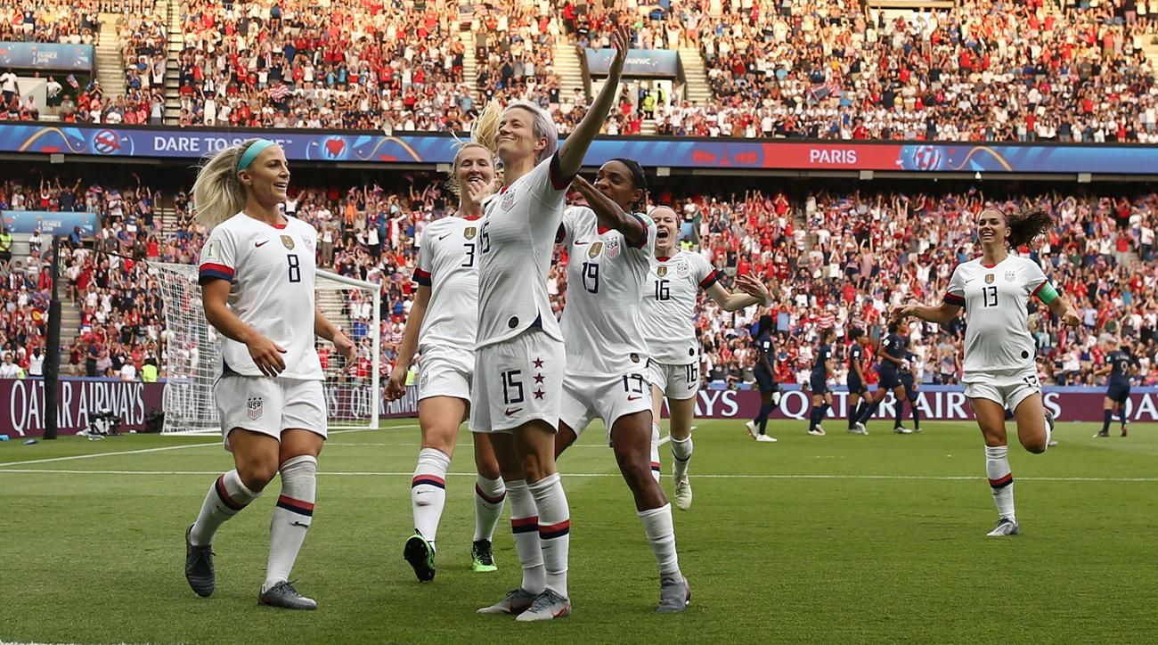 احتفال الأمريكية رابينو بعد تسجيلها هدفاً مبكراً في فرنسا