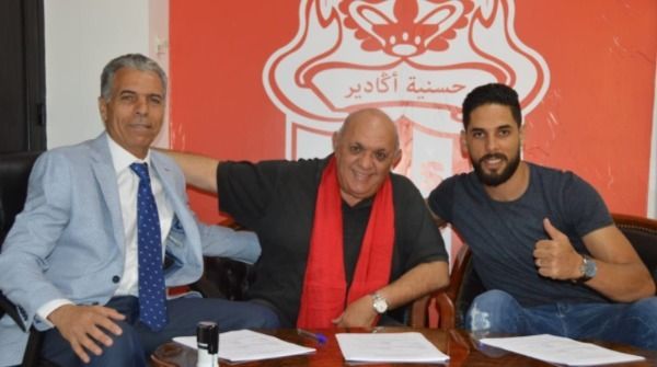 جانب من التوقيع