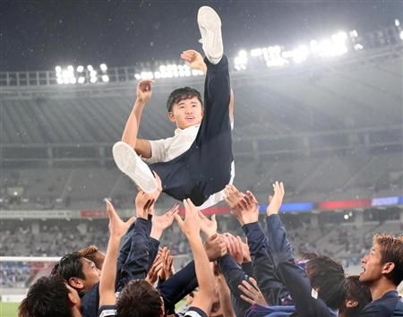 وداع لاعبي طوكيو لزميلهم كوبو