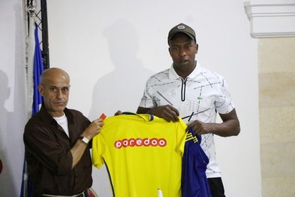 خالد سالم يرفع قميص بلاطة