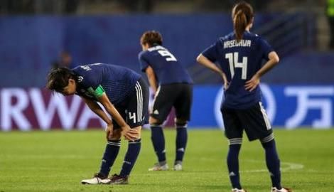 لاعبات منتخب اليابان بعد الخروج من كأس العالم