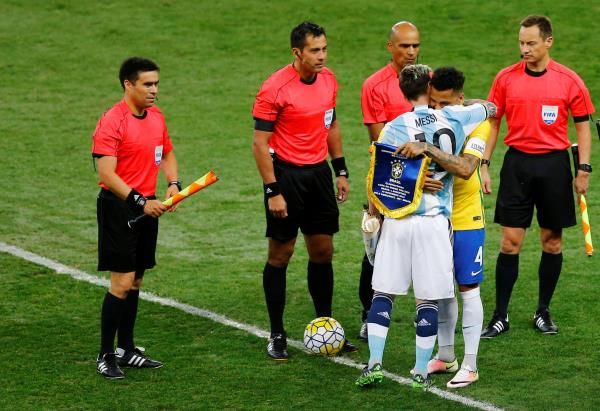 دانيل ألفيش وليونيل ميسي 