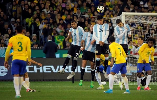 جانب من مباراة سابقة بين المنتخبين