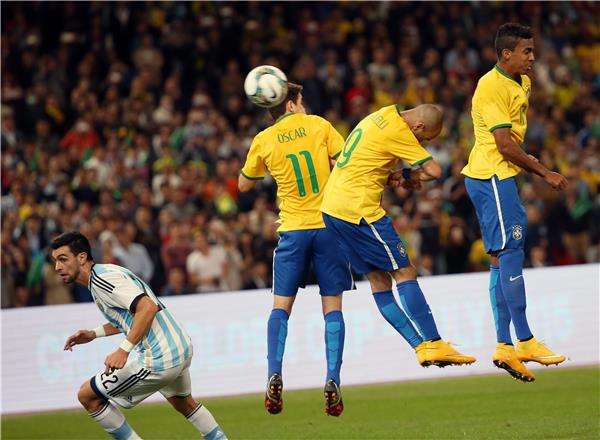 جانب من مباراة سابقة بين المنتخبين