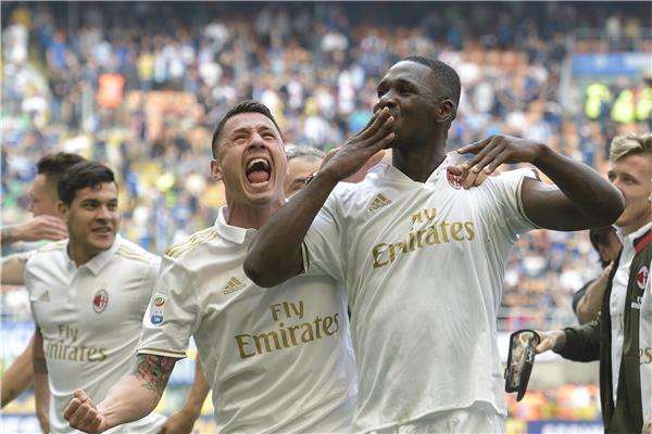 كريستيان زاباتا مع لاعبي ميلان