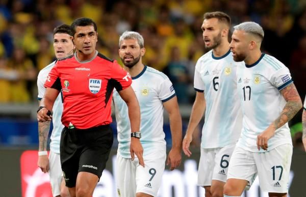 لاعبو الأرجنتين والحكم