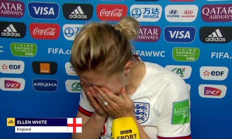 بكاء إلين وايت بعد نهاية المباراة