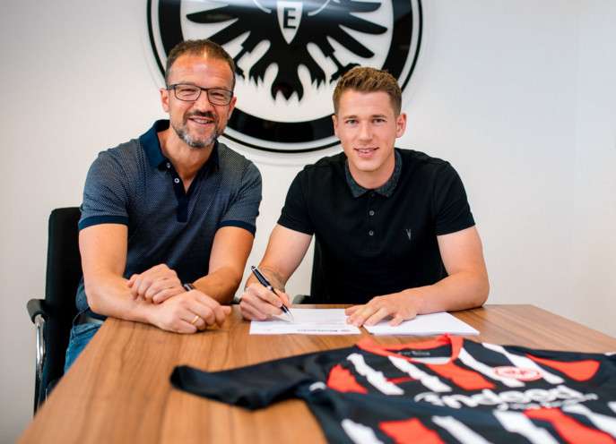 جانب من التوقيع