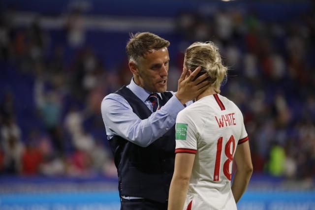 المدرب فيل نيفيل يواسي المهاجمة إلين وايت بعد الخسارة