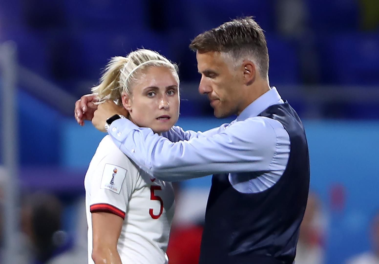 هوتون تتلقى المواساة من مدربها فيل نيفيل