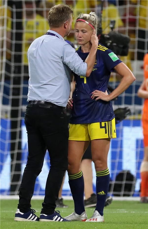 المدرب بيتر جيرهاردسون يواسي لاعباته بعد الخسارة