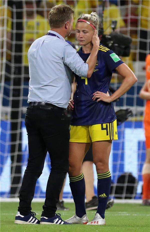 المدرب بيتر جيرهاردسون يواسي لاعباته بعد الخسارة