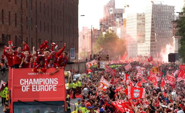 جماهير ليفربول خلال الاحتفال بدوري الأبطال