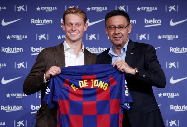 دي يونج مع رئيس برشلونة