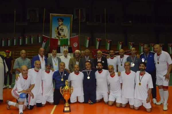 الفايز يتوسط لاعبي الأردن