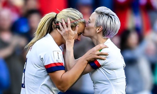 ميجان رابينو (يمين) مع ليندسي هوران