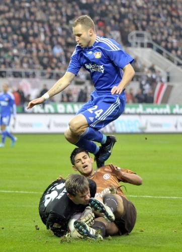 2010-11-13t154037z_01_mmm101_rtridsp_3_soccer-germany_reuters