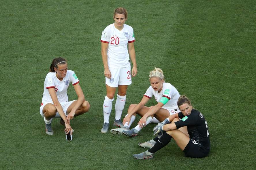 كارين كارني تتوسط زميلاتها بعد الخسارة