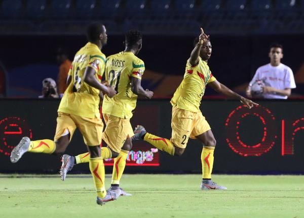 عبدالله ديابي مع لاعبي مالي