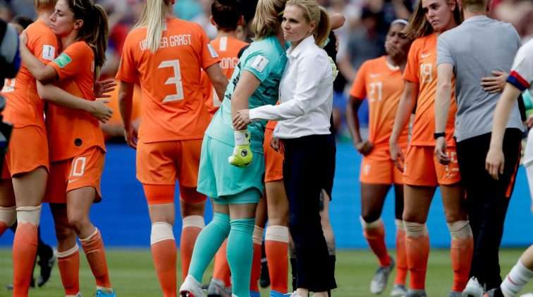 لاعبات هولندا بعد الهزيمة