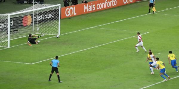 جيريرو ينفذ ركلة الجزاء 