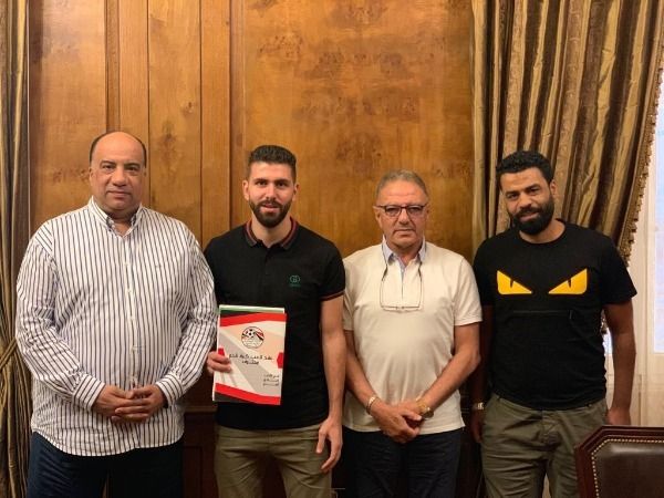 راشد خلال التوقيع