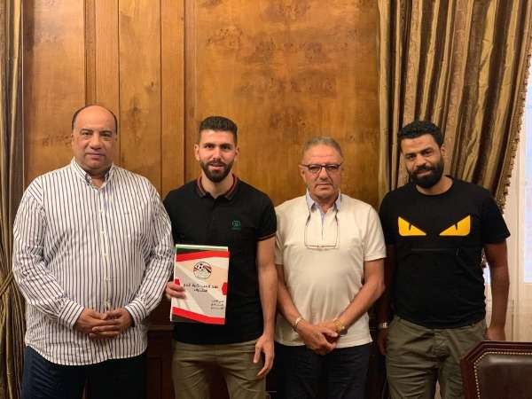 راشد خلال التوقيع