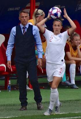 لوسي برونز وفي الخلف فيل نيفيل