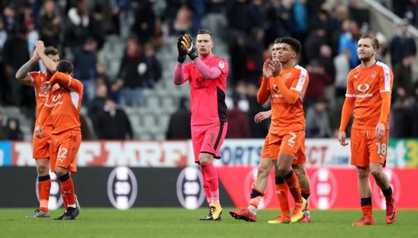 لاعبو لوتون تاون