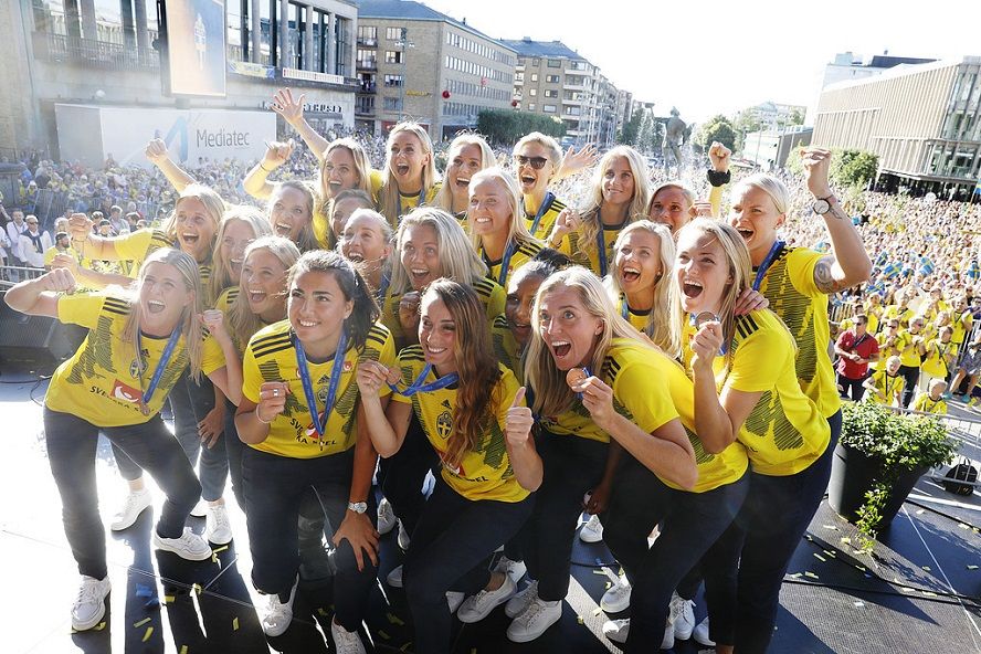 احتفال لاعبات السويد مع الجمهور