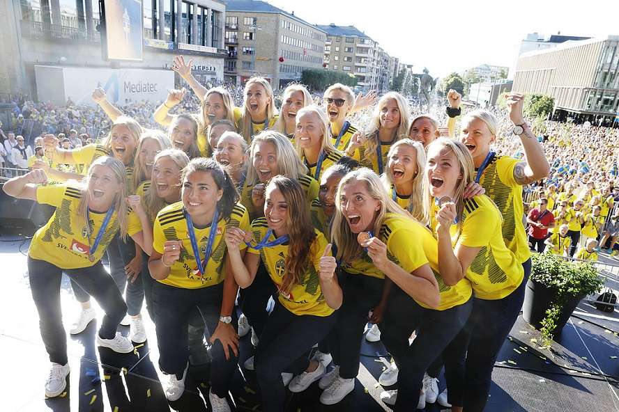 احتفال لاعبات السويد مع الجمهور