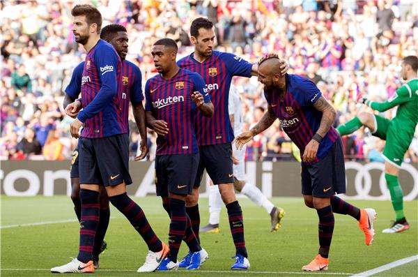 فيدال مع لاعبي برشلونة