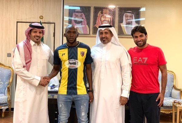 بعد توقيع العقود