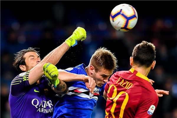 يواخيم أندرسون (في الوسط)