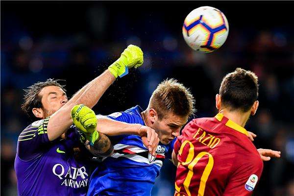 يواخيم أندرسون (في الوسط)