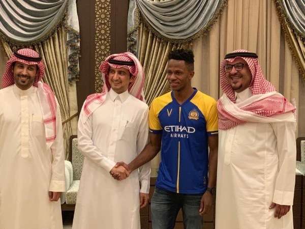 آدم بقميص النصر