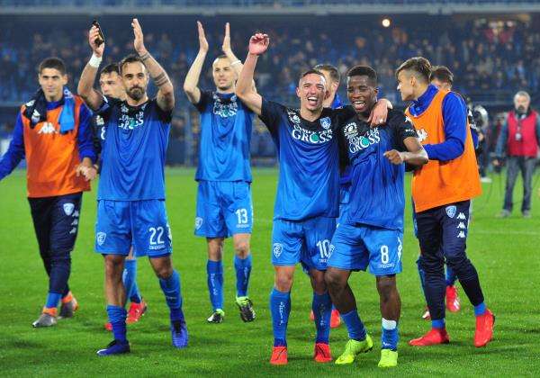 إسماعيل بن ناصر مع لاعبي إمبولي