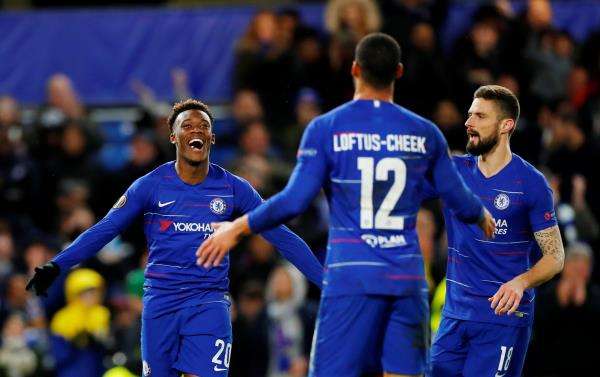 كالوم هودسون أودوي مع لاعبي تشيلسي