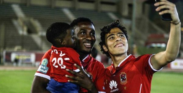 أكرم توفيق (يمين)