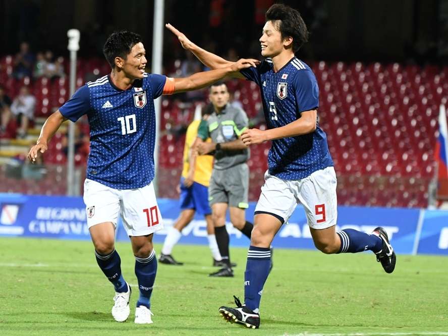 ثنائي الهجوم أياسي يويدا (يمين) وريو هاتاتي بعد التسجيل بمرمى البرازيل