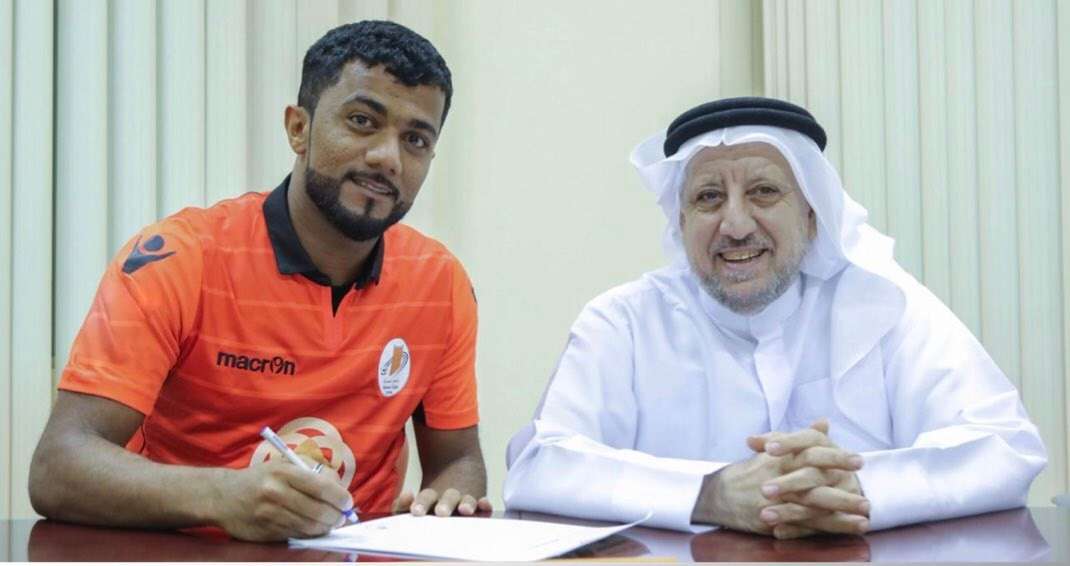 من توقيع اللاعب