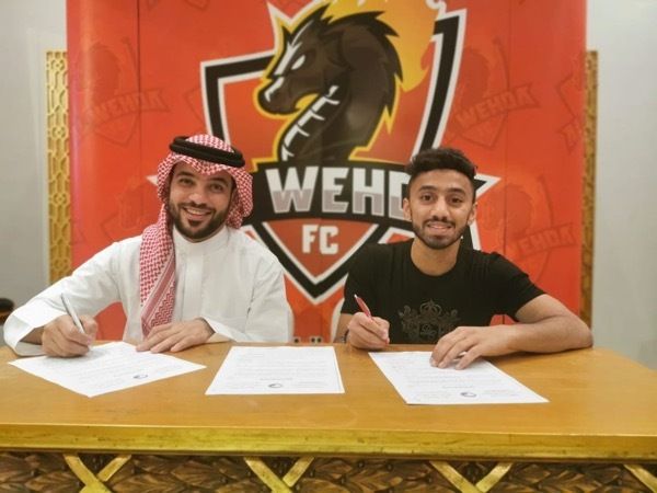 جانب من التوقيع