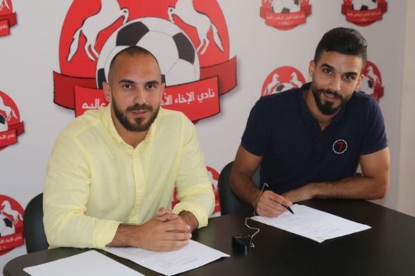 من توقيع اللاعب