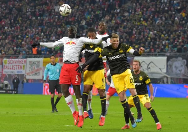 عبدو ديالو في إحدى مباريات دورتموند 