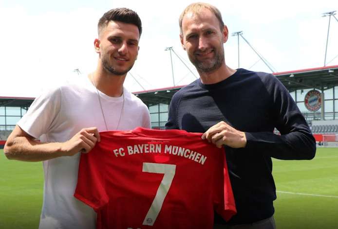 من تقديم اللاعب