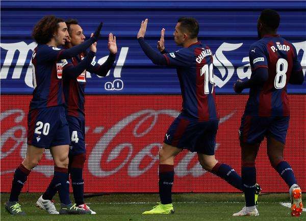 مارك كوكوريلا مع لاعبي إيبار