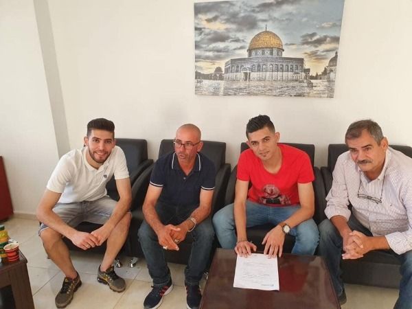 من توقيع اللاعب