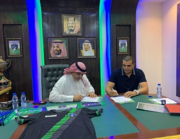 جانب من توقيع العقود