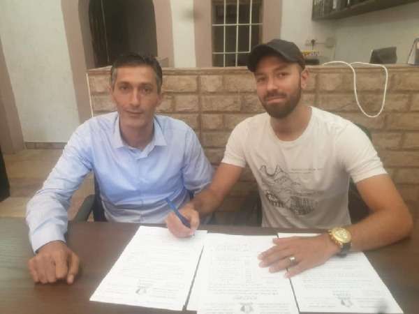 جانب من التوقيع